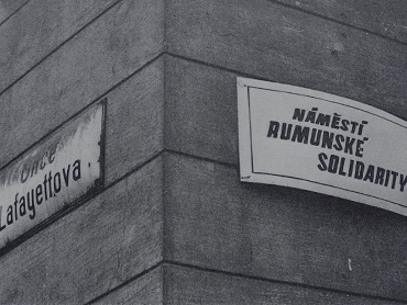 Tabulka s názvem Náměstí Rudé armády (nyní Dolní náměstí) na nároží náměstí a Lafayettovy ulice překrytá provizorní tabulkou NÁMĚSTÍ RUMUNSKÉ SOLIDARITY. Státní okresní archiv v Olomouci.